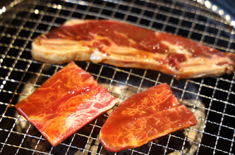 ジューシーで旨みたっぷり!「特製たれ漬け骨付きカルビ」「やわらか牛ロース」など… 「熟成焼肉いちばん」新メニューを実食