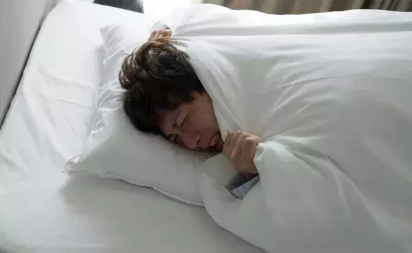 「起きるのがつらい......」300人に聞いた"朝の目覚めが楽になる方法" - 朝の寒さや眠気に打ち勝つ工夫とは?