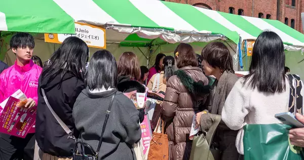 大盛況の「パンのフェス」でIIJmioが豪華景品やシナモンロールをプレゼント、可愛い嘘のカワウソも駆けつける