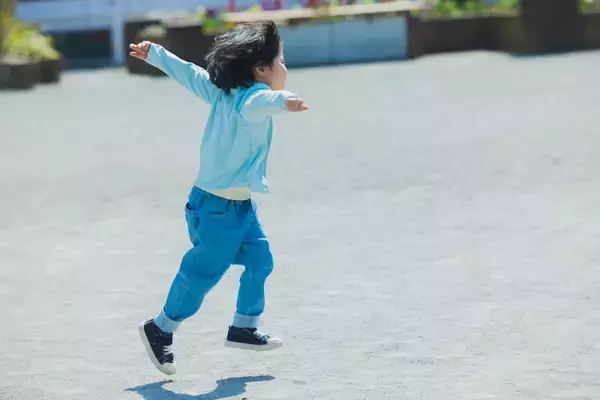 『シリコンバレー式 世界一の子育て』著者に聞いた、AI時代に子どもが「自分で自分を幸せにする力」