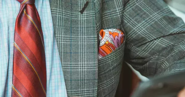 褒められた瞬間に品格は露呈する。三流は自慢、二流は照れ隠し──一流の返しは?