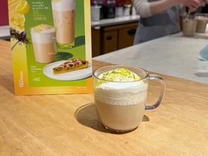 スタバ「ティー & カフェ」新作はアールグレイ×ハニーレモン！ 爽やかな春を感じるドリンク&デザートをレビュー