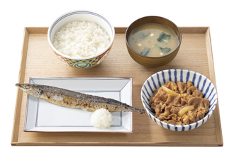 外はパリッと中はふっくら！吉野家に、北海道産の焼きさんまと牛小鉢を一度に楽しめる「牛さんま定食」登場