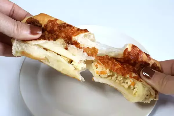 【実食】話題のファミマ新作パンは超も～っちり! チーズパンとチョコメロンパンも驚きの食感だった