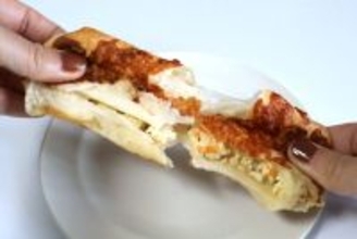 【実食】話題のファミマ新作パンは超も～っちり! チーズパンとチョコメロンパンも驚きの食感だった