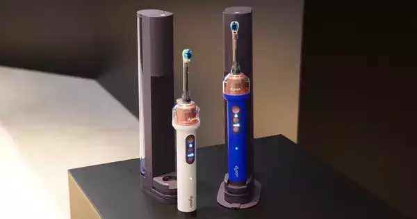 ダイソンから79,800円の電動歯ブラシ。歯磨きしながら歯間ケア、カメラ搭載の新発想