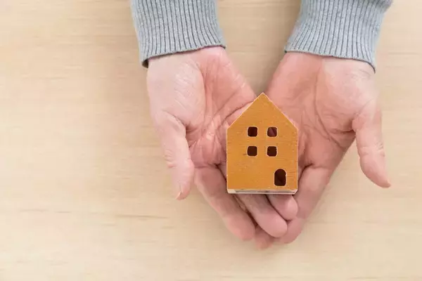 住宅ローンの疑問・お悩みに答えます 第46回 住宅ローンを借り換えるなら、団体信用生命保険も見直したほうがいい?