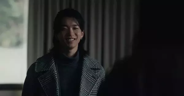 窃盗事件の容疑者として警察に拘束→そこに異母弟が現れ…ドラマ『MISS KING』第2話