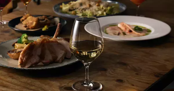 ワインはもちろんビールや日本酒にも。ショートステムグラス「UTO」から1脚入りのギフトボックス