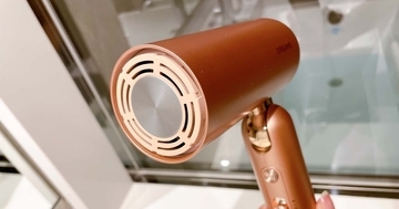 港区OLが選ぶ、失敗しない本命ギフト 第3回 軽さ330g、でも速乾。旅先で実感した"気遣いギフト"にふさわしいドライヤー