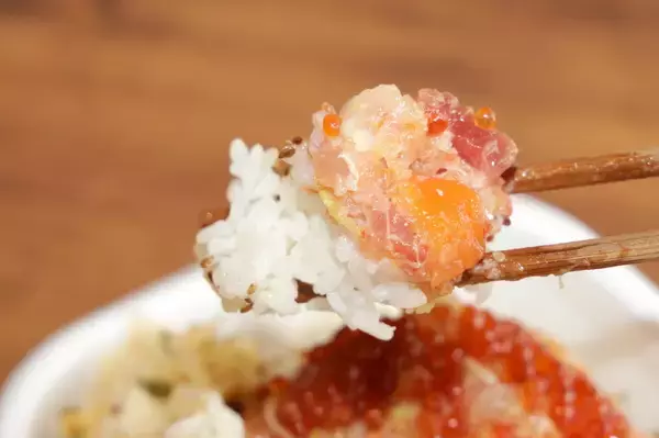 行列必至の「つじ半」の海鮮丼を、並ばずに食べられる裏技があるって本当!?【検証】