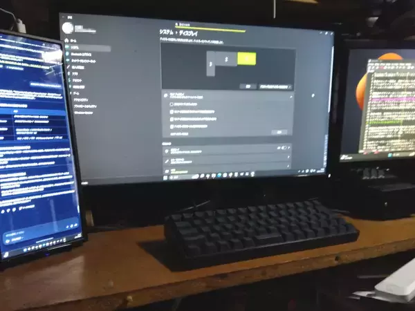 生成AI用スペースに3枚目モバイルモニターのススメ
