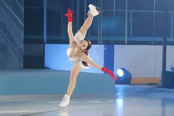 「本田真凜、氷上での映画イベントで華麗なスケート披露　上白石萌歌ら感激「美しい」」の画像