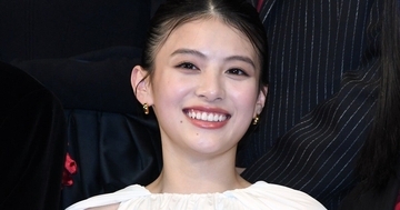 出口夏希、美脚のぞかせるミニ丈純白ドレスで魅了　クラスメイトに守られるヒロイン役に「光栄」