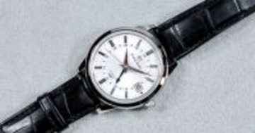 グランドセイコー「SBGM255」- 早春の雪雫を映したダイヤルがたたずむエレガンスコレクションのGMT