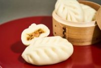 【ファミマ】「炭火焼きとりまん」が登場 - ふわもち生地に炭火香るゴロっと食感の焼きとり