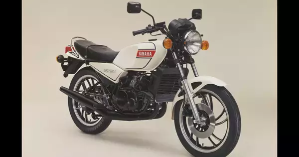 バイクのクイズ 第55回 元祖「レーサーレプリカ」と呼ばれた超過激な250ccスポーツとは?