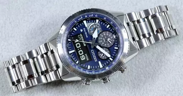 シチズン プロマスター SKY「JV2000-51L」- 青文字板が印象的な多機能モデルをアナデジで使いこなす