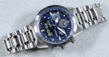 シチズン プロマスター SKY「JV2000-51L」- 青文字板が印象的な多機能モデルをアナデジで使いこなす