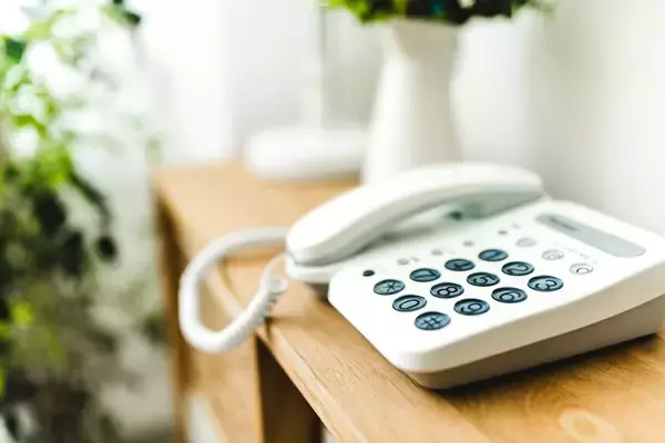 使っていない「固定電話」解約すれば年2万円節約できる!? 解約のデメリットは