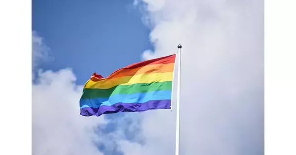 電通「LGBTQ+調査2026」学校教育“教えるべき"8割超、当事者との認識ギャップも