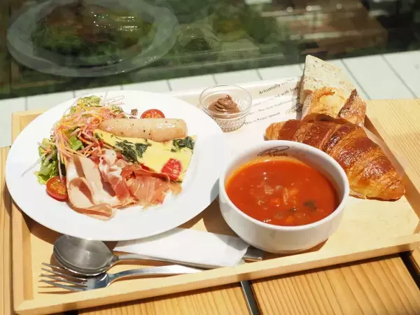 スタバ中目黒の「ロースタリー 東京」に初のモーニングプレートが登場！ 夏を感じる和素材×トロピカルの新作もレビュー