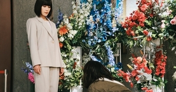 父親の“現在の妻”に土下座、アイドル的人気の女流棋士にハグ…ドラマ『MISS KING』場面カット公開