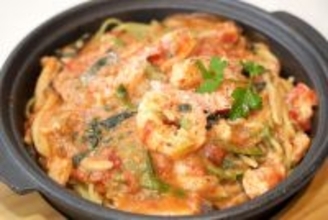 【実食レポ】甲殻類の旨味、爆発! ジョリーパスタ「“鉄板パスタ”ずわい蟹と赤エビのトマトクリームソース」を食べてみた