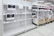 「店の棚が空に」「トイレットペーパーは新聞紙で代用」オイルショック当時、日本中の店や家庭で起きていた“本当のこと”