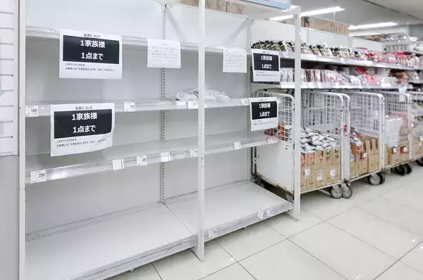 「店の棚が空に」「トイレットペーパーは新聞紙で代用」オイルショック当時、日本中の店や家庭で起きていた“本当のこと”