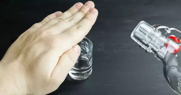 お酒を『飲んじゃダメ』の境界線はどこ?──医師が示す“見逃されがちな目安”