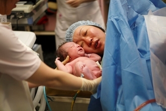 「買い物の帰り道に思わず涙」「生まれてきてくれてありがとう」400人に聞いた、2025年の"国宝"級エピソード集