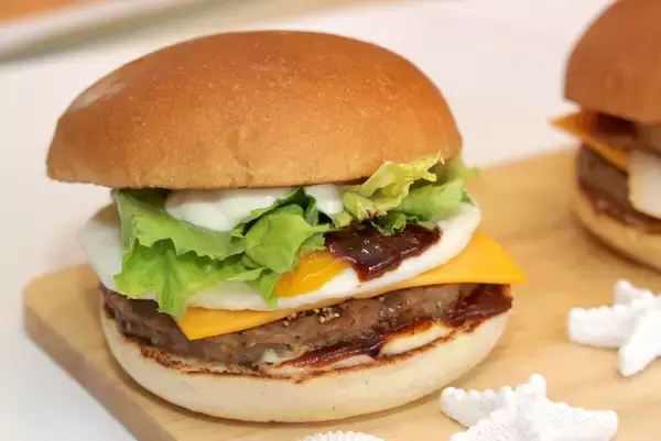 円安でも南国気分!? ゼッテリア「ハワイアンフェア」、ロコモコ&BBQパインなど新バーガー登場