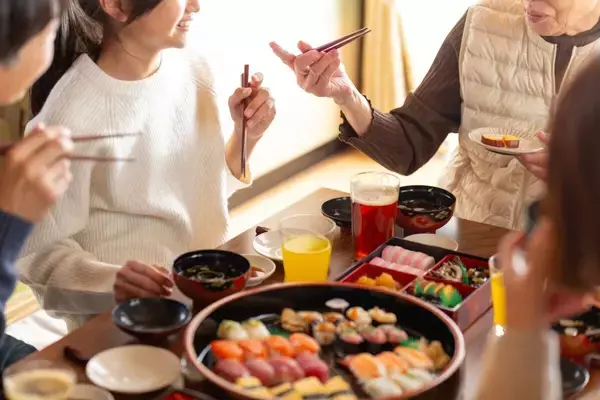 【帰省あるある】「飲みすぎて......」「盛り上がりすぎて......」やらかした&気まずかったエピソード14選