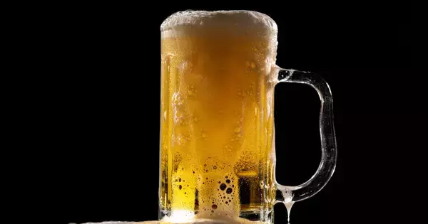 お酒は血圧を下げるのか、上げるのか──医師が出した"条件付き"の答え