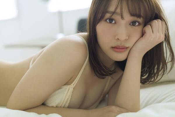 神部美咲の谷間にドキッ 写真集で 自宅デート 表現 年5月12日 エキサイトニュース