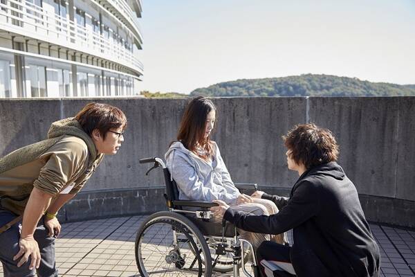 車椅子の吉高由里子に 横浜流星が語りかける W主演映画メイキング写真公開 年9月8日 エキサイトニュース