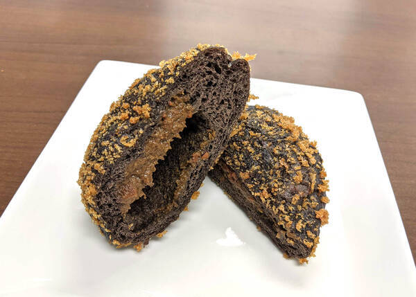 実食 ローソン ゴディバ 真っ黒カレーパンはどんな味 パン2種食べ比べ 21年2月2日 エキサイトニュース