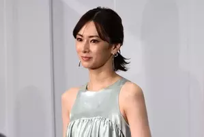 北川景子 細ウエスト際立つドレス姿 髪型の変化も ずっと切りたかった 21年1月12日 エキサイトニュース