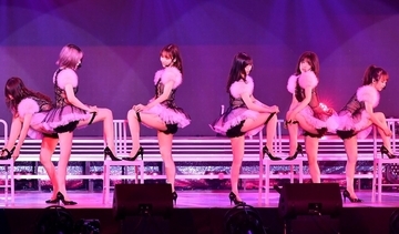 AKB48柏木由紀ら、セクシー衣装で「誘惑のガーター」 16人で色気放つ