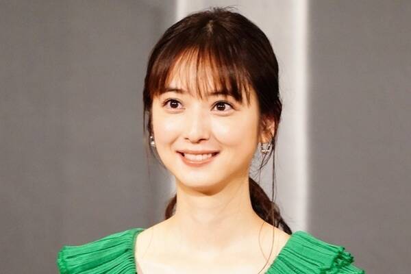 佐々木希 美デコルテ輝く衣装で魅了 6年ぶり舞台 一生懸命演じられたら 21年7月19日 エキサイトニュース