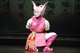 吉岡里帆、ピンクのキュートな狐姿で「コンっ!」 中村倫也も太鼓判