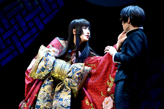 太田基裕、妖艶な女主人役で阪本奨悟とともに美声響かせる「xxxHOLiC」開幕