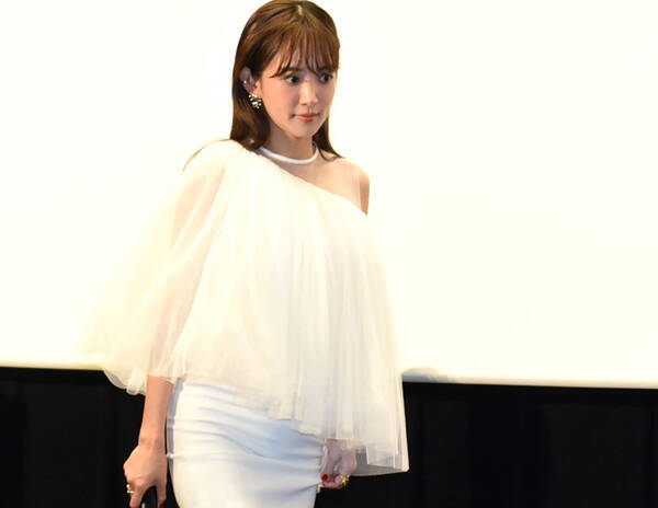 妊娠中の夏菜 ふっくらお腹も片肌脱ぎ スリット美脚でスレンダーボディ強調 21年12月3日 エキサイトニュース