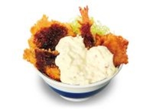 【かつや】「タルタル盛り揚げ丼」発売 - 海老フライ、チキンカツ、鯖フライ、から揚げにタルタルソースがどっさり