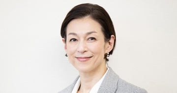 鈴木保奈美が少女のように…書店散歩の姿に反響「キラキラしてる」「あの背中に共感」