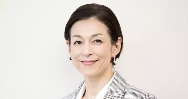 鈴木保奈美が少女のように…書店散歩の姿に反響「キラキラしてる」「あの背中に共感」