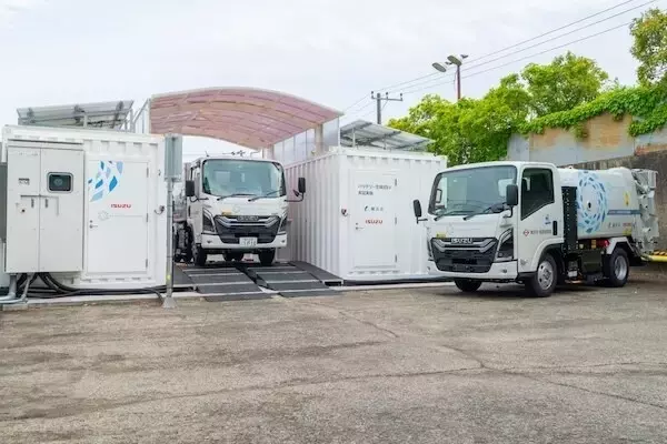 はたらくクルマも脱炭素化! いすゞと横浜市がバッテリー交換式EVごみ収集車の実証実験を開始