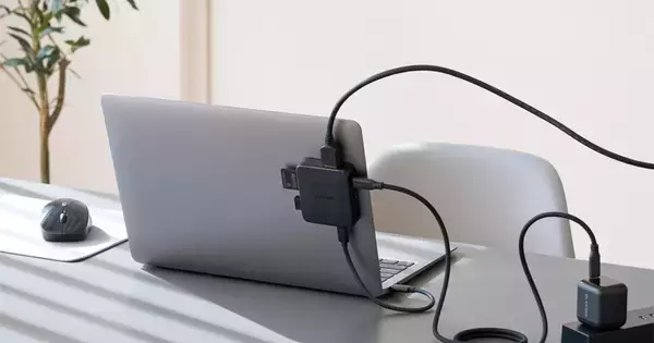 エレコム、ノートPCやスマホの背面にマグネットで装着する7in1ドッキングステーション