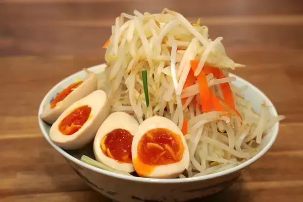 【セブン-イレブン】「セブンプレミアム 濃厚G系ラーメン」を発売初日に食べてみた! 総重量約810g、熱量1595kcalの実力は!?